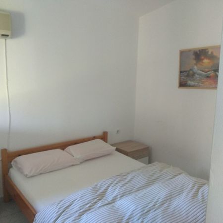 Roula'S Rooms Aegina Екстер'єр фото