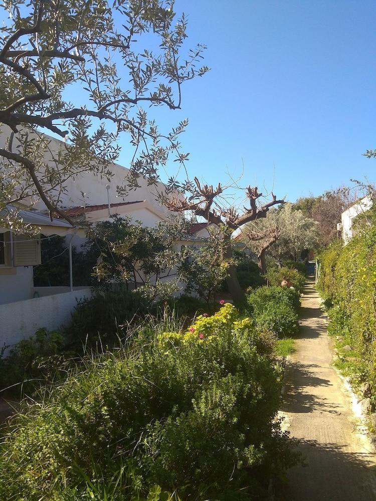 Roula'S Rooms Aegina Екстер'єр фото